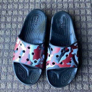 CROCS Kids Red and Black Camo Slide Sandals